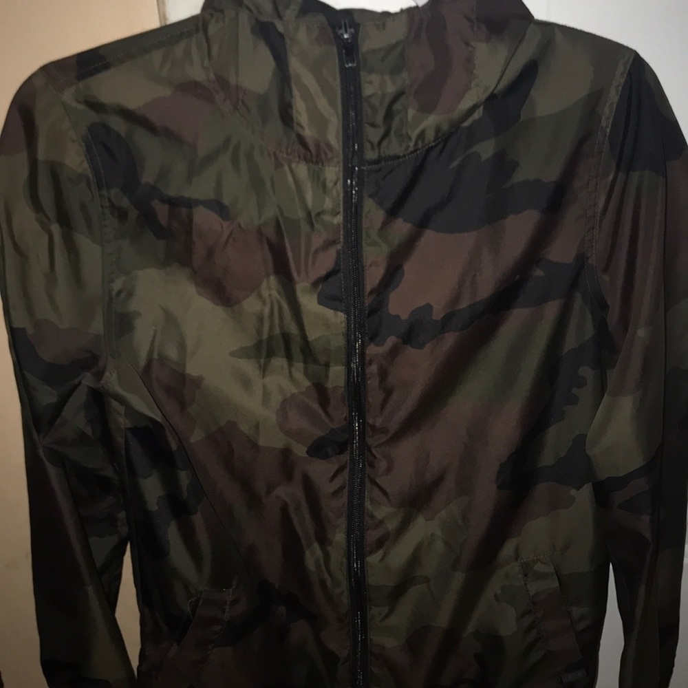 Camouflage wind breaker